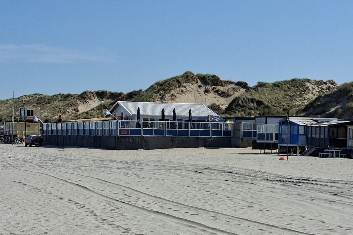 Lekker slenteren op strand Heemskerk